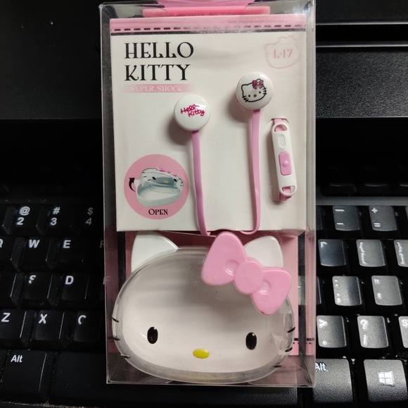 Transparent Pink Hello Kitty 3.5 mm wired earphones with storage box - Picture 2 of 3